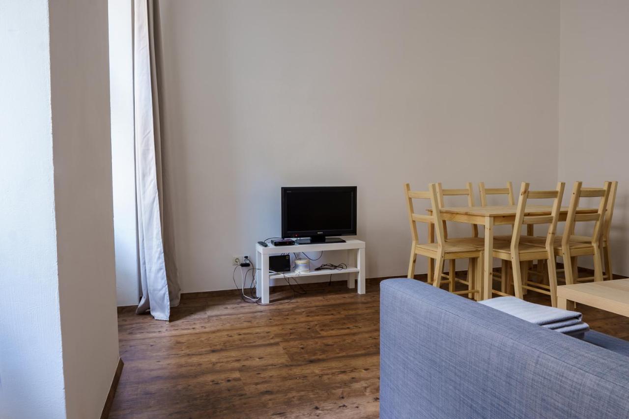 Apartament 1200 *